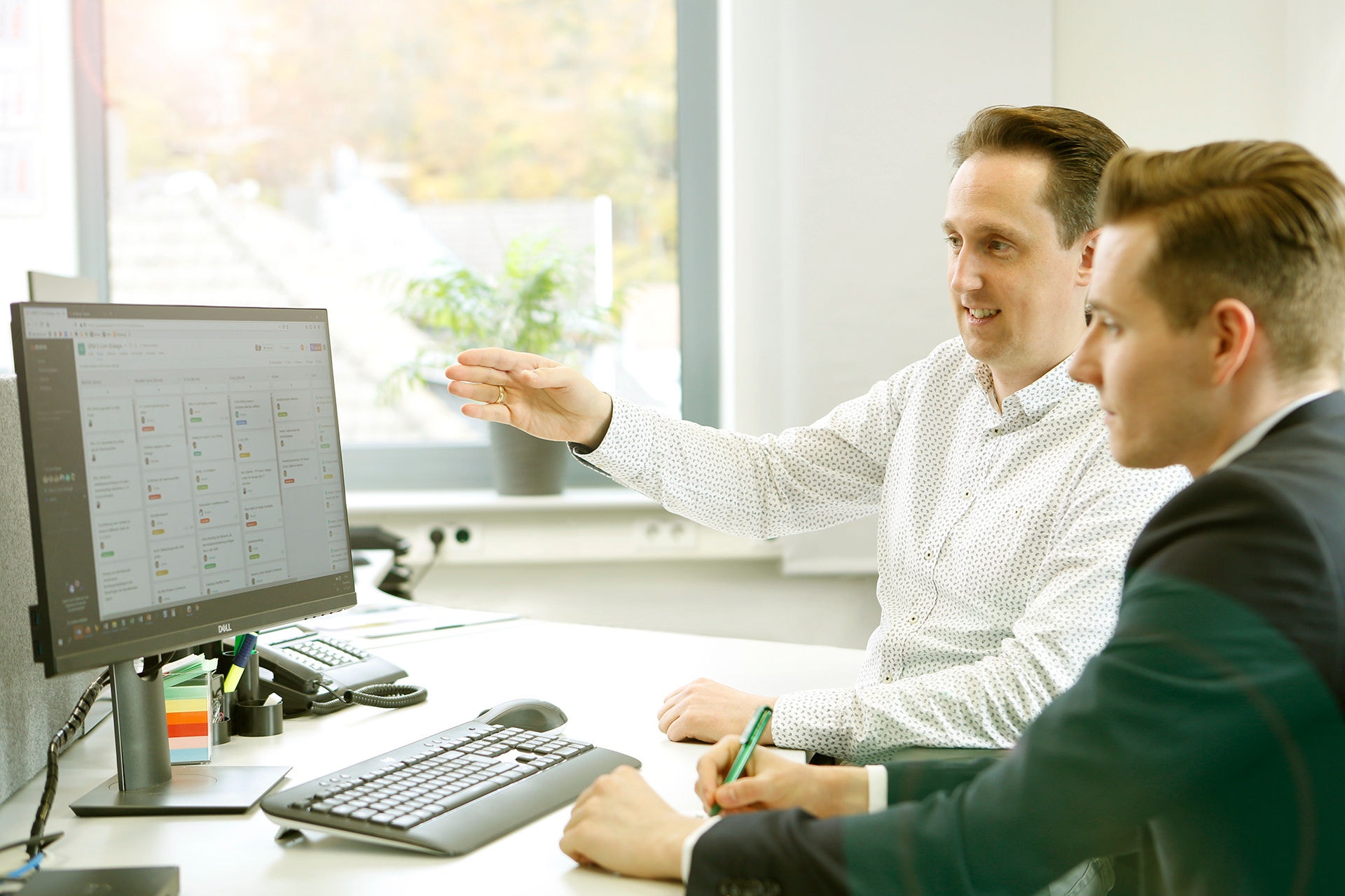 Kollegen arbeiten gemeinsam am PC