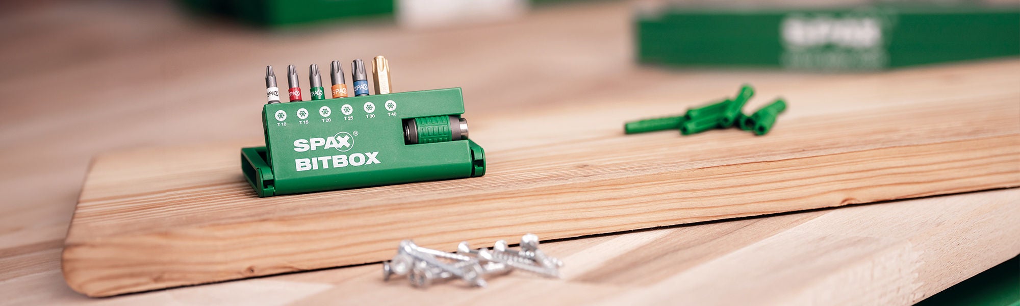 SPAX BITBOX und weiteres Zubehör auf Holztisch